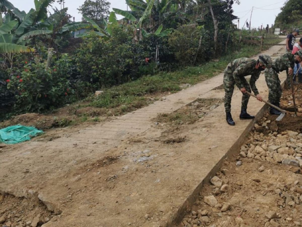 Soldados del Ejército apoyan construcción de placa huella en Ibagué