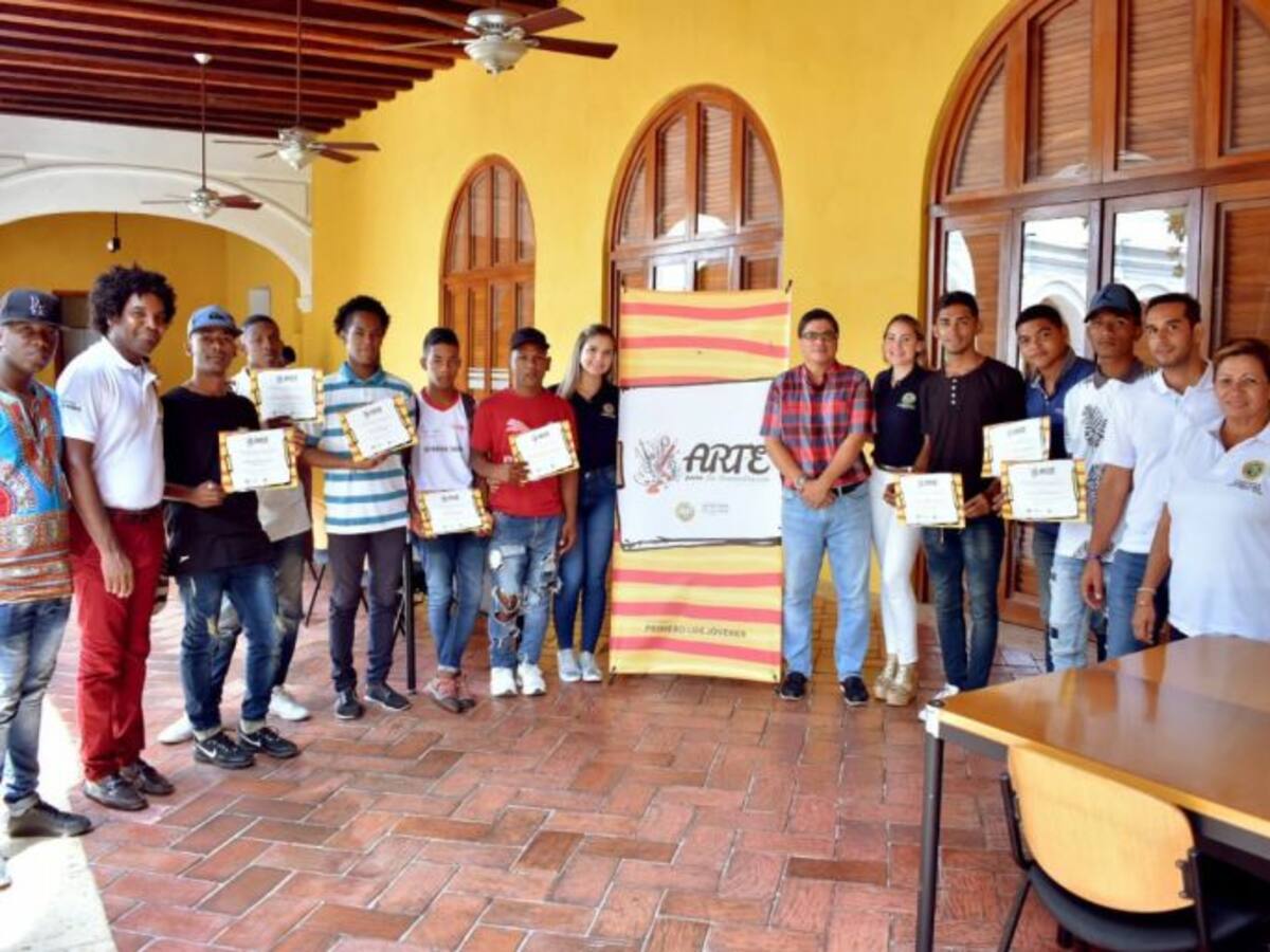 Jóvenes en riesgo reciben reconocimiento por su compromiso con la paz