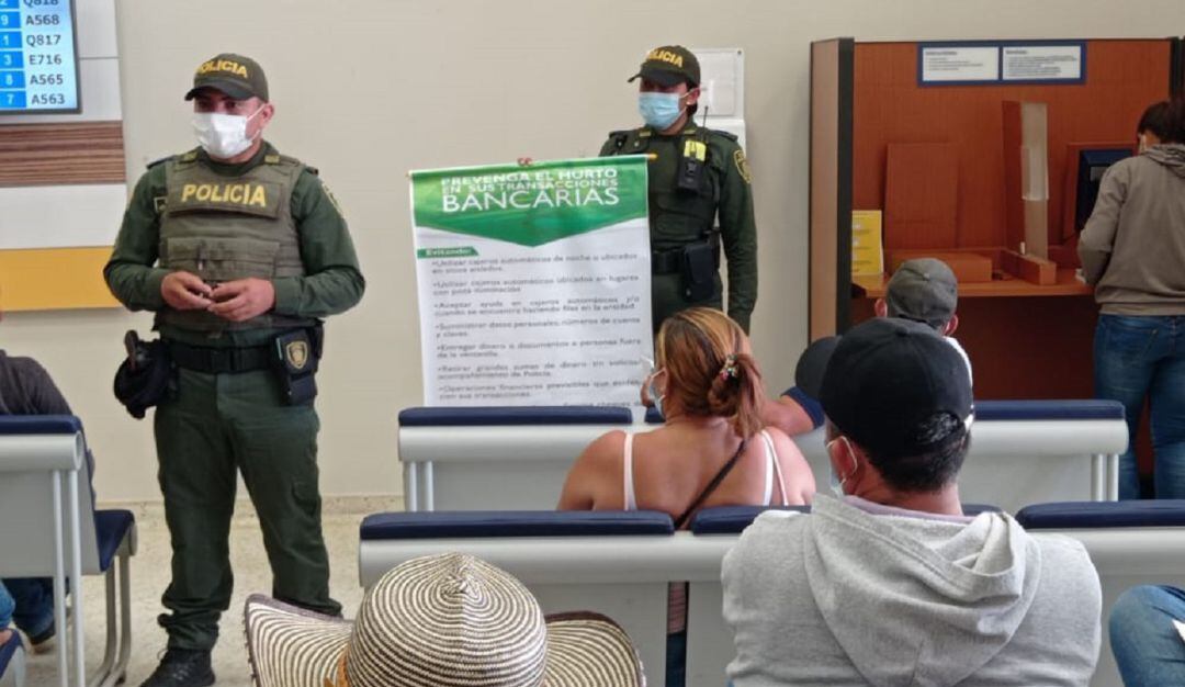 Uniformados entregaron recomendaciones de seguridad en las instalaciones de varias entidades financieras del municipio