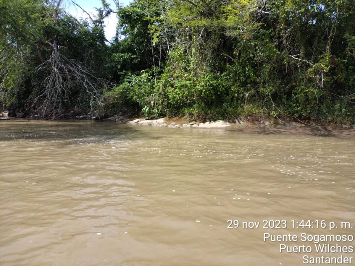 Versiones encontradas por derrame de crudo en el río Sogamoso