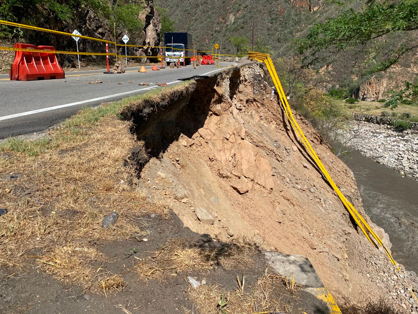 HOY llegará maquinaria amarilla para iniciar trabajos en la vía Bucaramanga - Bogotá. Foto: Caracol Radio.