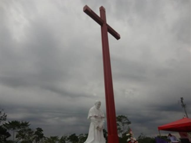 Con figura de Juan Pablo II celebran canonización del papa polaco