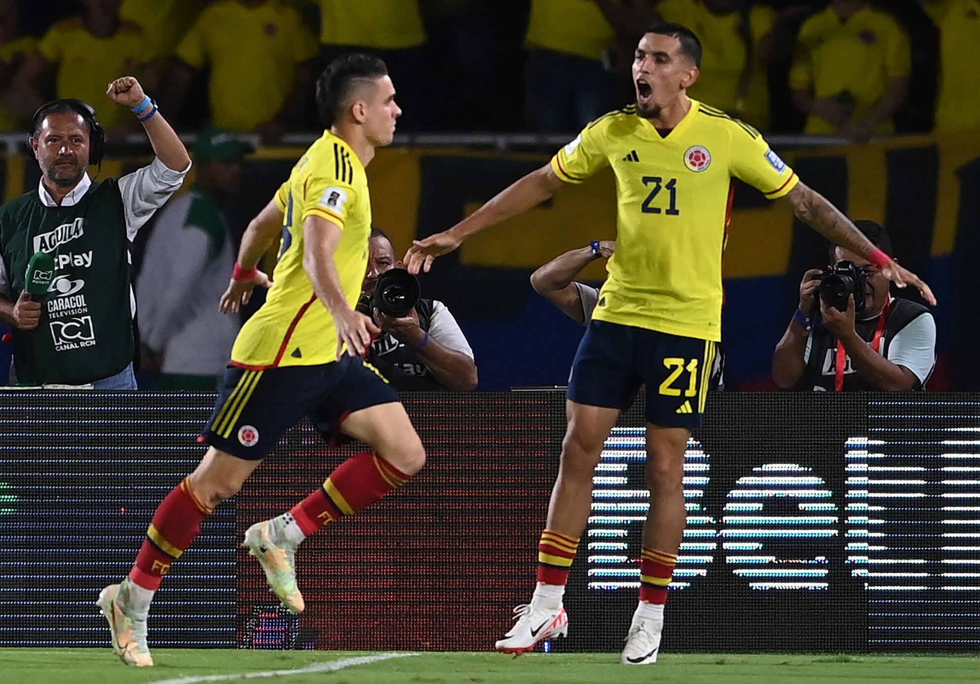 Rafael Santos Borre y Daniel Muñoz con la Selección Colombia (Photo by JUAN BARRETO/AFP via Getty Images)