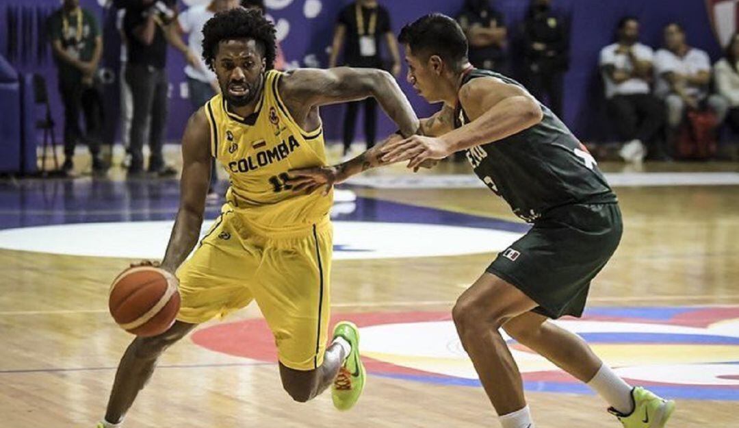 Braian Angila en el partido de Colombia frente a México por las clasificatorias al Mundial de la FIBA del 2023.