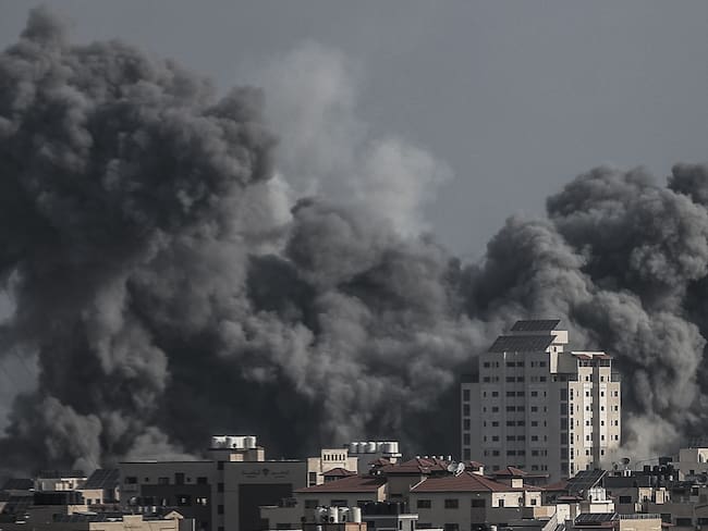 El gumo se eleva mientras continúan los ataques aéreos israelíes en su día 16 en la ciudad de Gaza, Gaza, el 22 de octubre de 2023. (Foto de Ali Jadallah/Anadolu vía Getty Images)