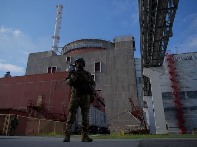 Vista general de la planta nuclear de Zaporiyia, Ucrania. La imagen fue captada durante un viaje de prensa organizado por el ejército ruso. (Photo by Andrey BORODULIN / AFP) (Photo by ANDREY BORODULIN/AFP via Getty Images)