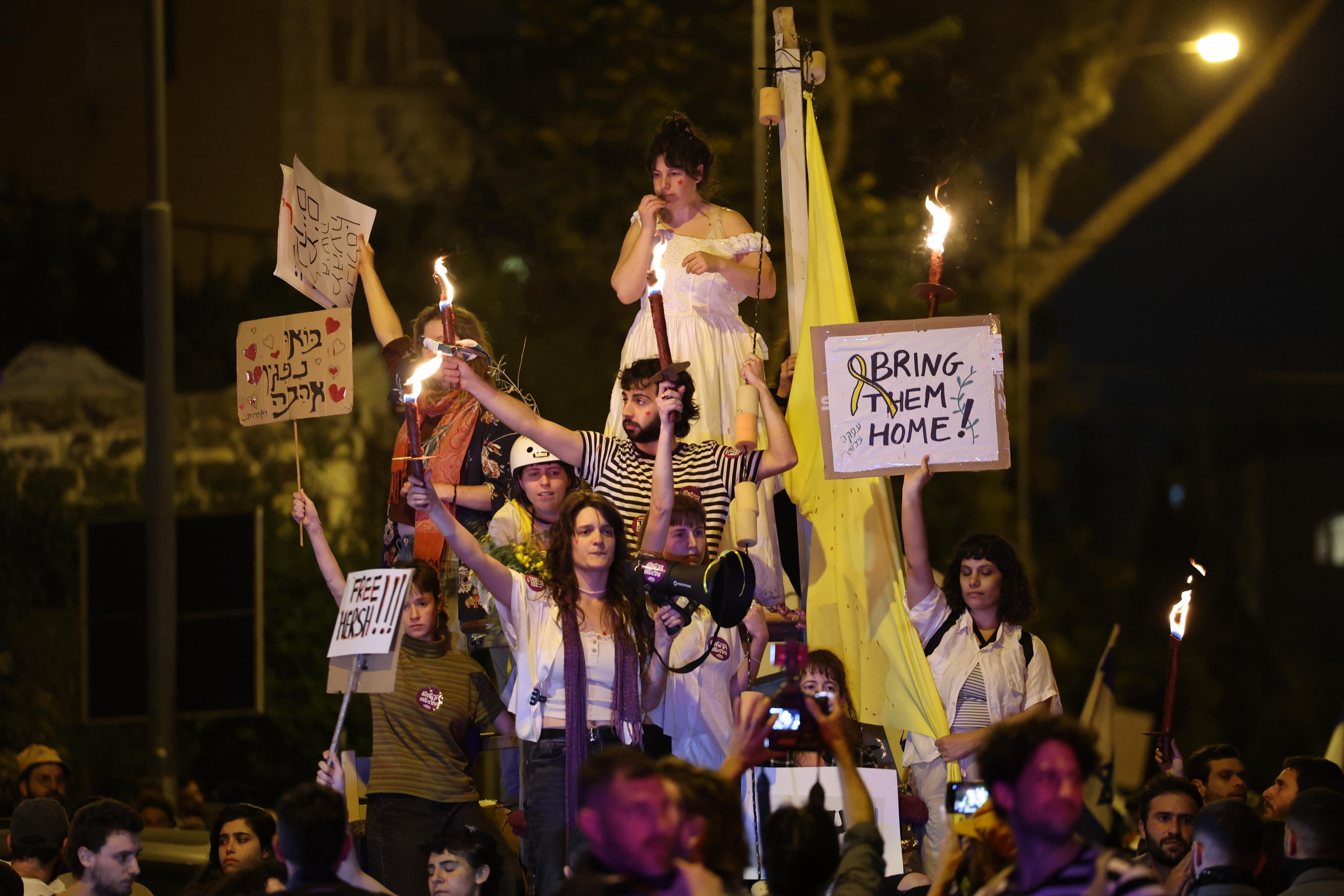 Jerusalem (Ó-), 02/04/2024.- Israeli anti government protesters hold torches and placards march during a protest outside the Prime minister Benjamin Netanyahu residence, in Jerusalem, 02 April 2024. According to Israeli IDF 134 Israeli hostages held by Hamas in Gaza . Protesters declared four days rallies outside the Knesset including setting up tents until the return of all the hostages and immediate government dissolution (Protestas, Jerusalén) EFE/EPA/ABIR SULTAN