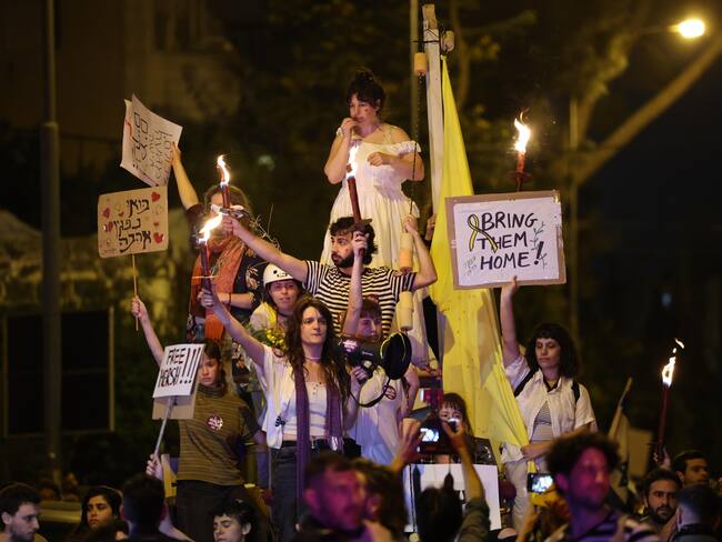 Jerusalem (Ó-), 02/04/2024.- Israeli anti government protesters hold torches and placards march during a protest outside the Prime minister Benjamin Netanyahu residence, in Jerusalem, 02 April 2024. According to Israeli IDF 134 Israeli hostages held by Hamas in Gaza . Protesters declared four days rallies outside the Knesset including setting up tents until the return of all the hostages and immediate government dissolution (Protestas, Jerusalén) EFE/EPA/ABIR SULTAN