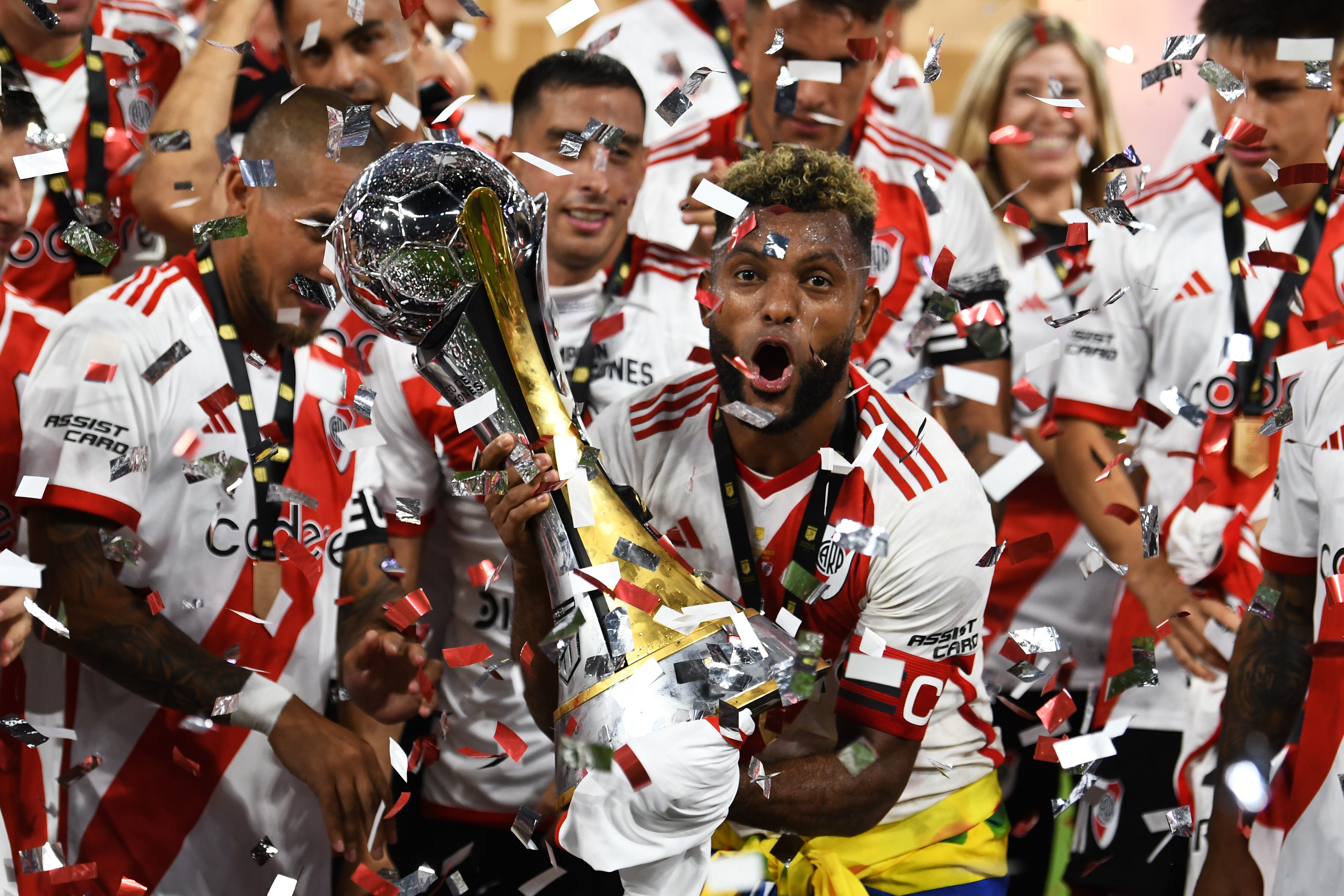 Miguel Angel Borja de River Plate celebrando el título del Trofeo de Campeones. (Photo by Joaquín Camiletti/Getty Images)