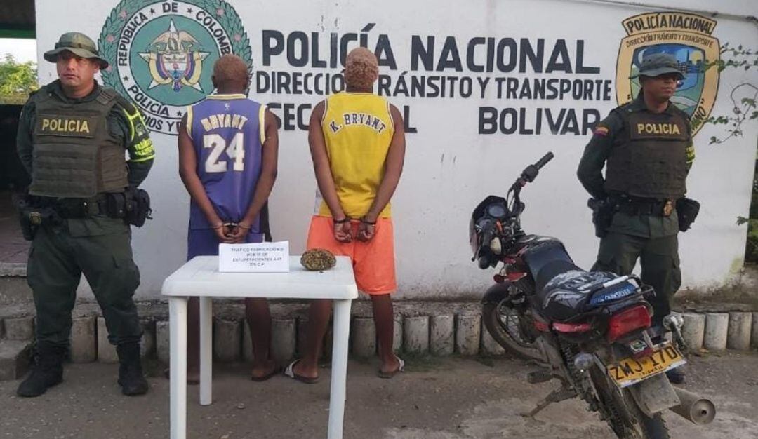 En medio de la requisa les fue encontrada la droga metida en dos bolsas plásticas que llevaban escondidas en los pantalones.