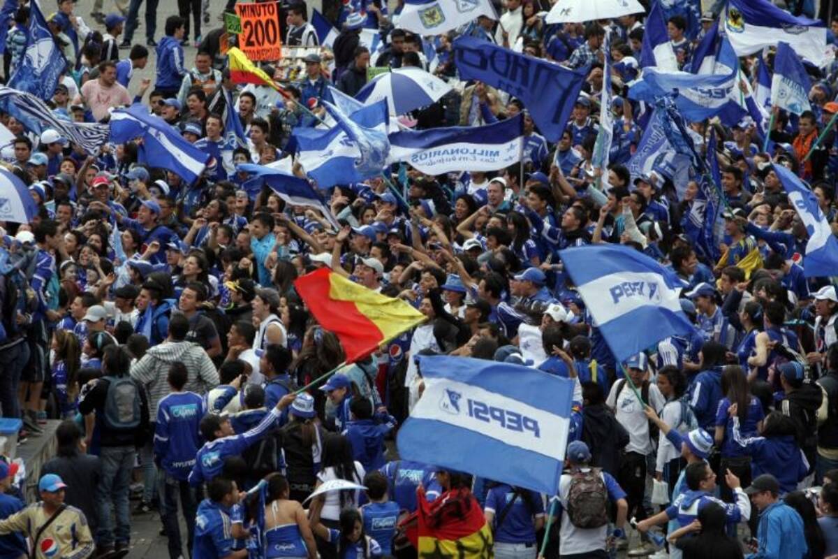 Las banderas de Millonarios y de Bogotá se destacaron en la celebración azul. Foto: COLPRENSA ©