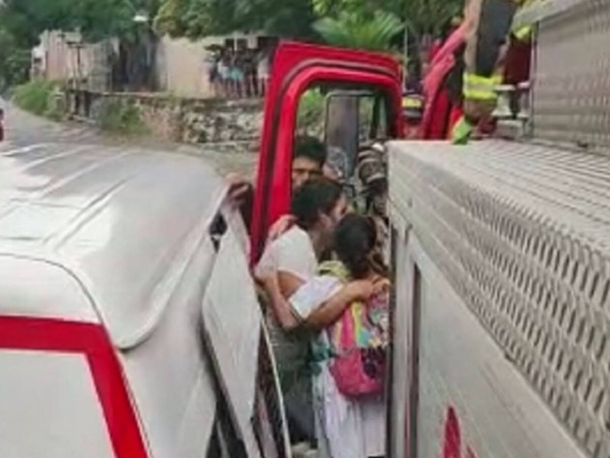 Rescatan a 13 niños de bus escolar arrastrado por arroyo en Barranquilla