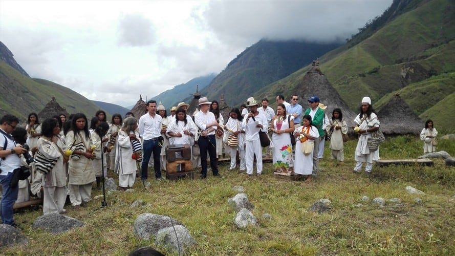 Santos se quedó con el bastón de mando de los mamos de la Sierra Nevada. Foto: La Wcon Julio Sánchez Cristo