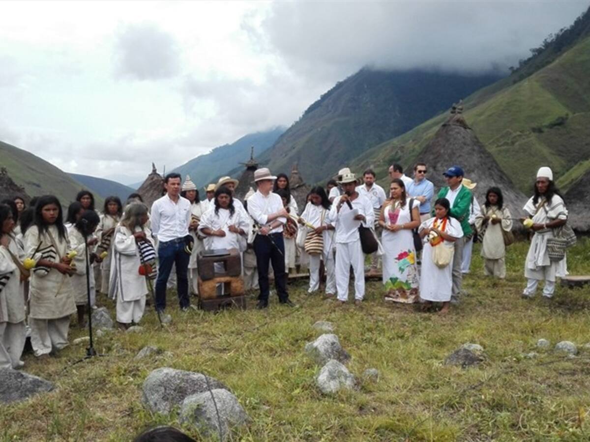 Santos se quedó con el bastón de mando de los mamos de la Sierra Nevada