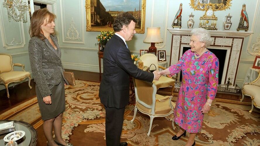 El presidente Juan Manuel Santos con la reina Isabel II. Foto: Colprensa