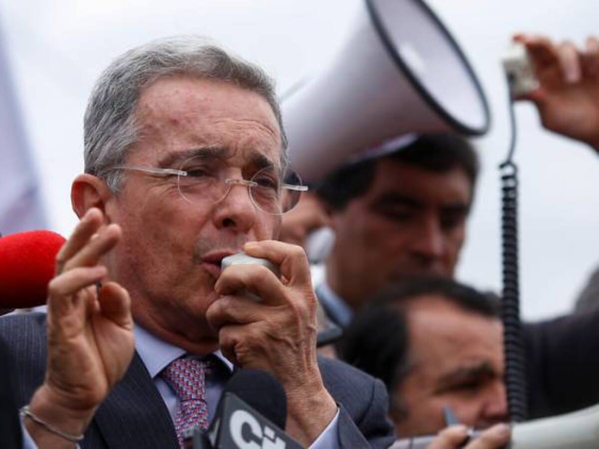 Uribe asegura que es objeto de chuzadas y seguimientos por parte de la justicia