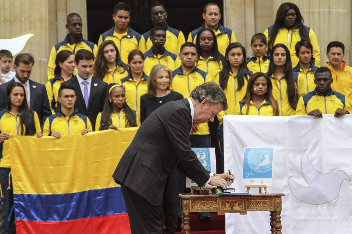 El presidente Juan Manuel Santos firma 