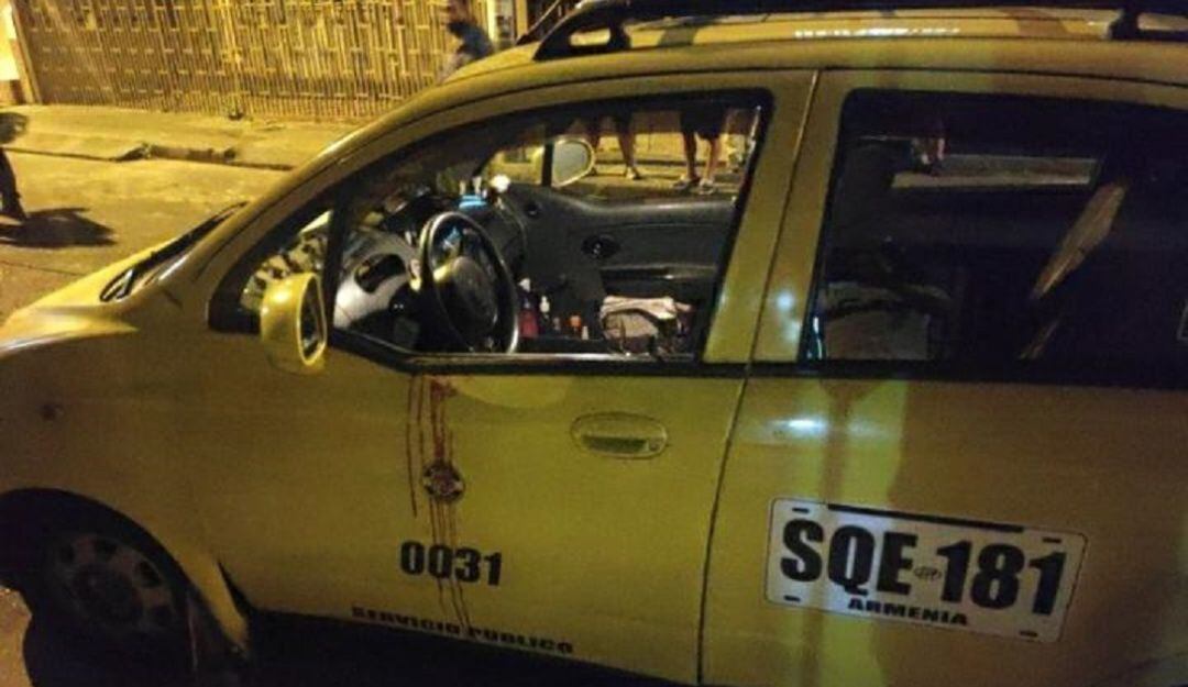 Así quedo el taxi en medio del ataque que sufrió el conductor en intento de atraco
