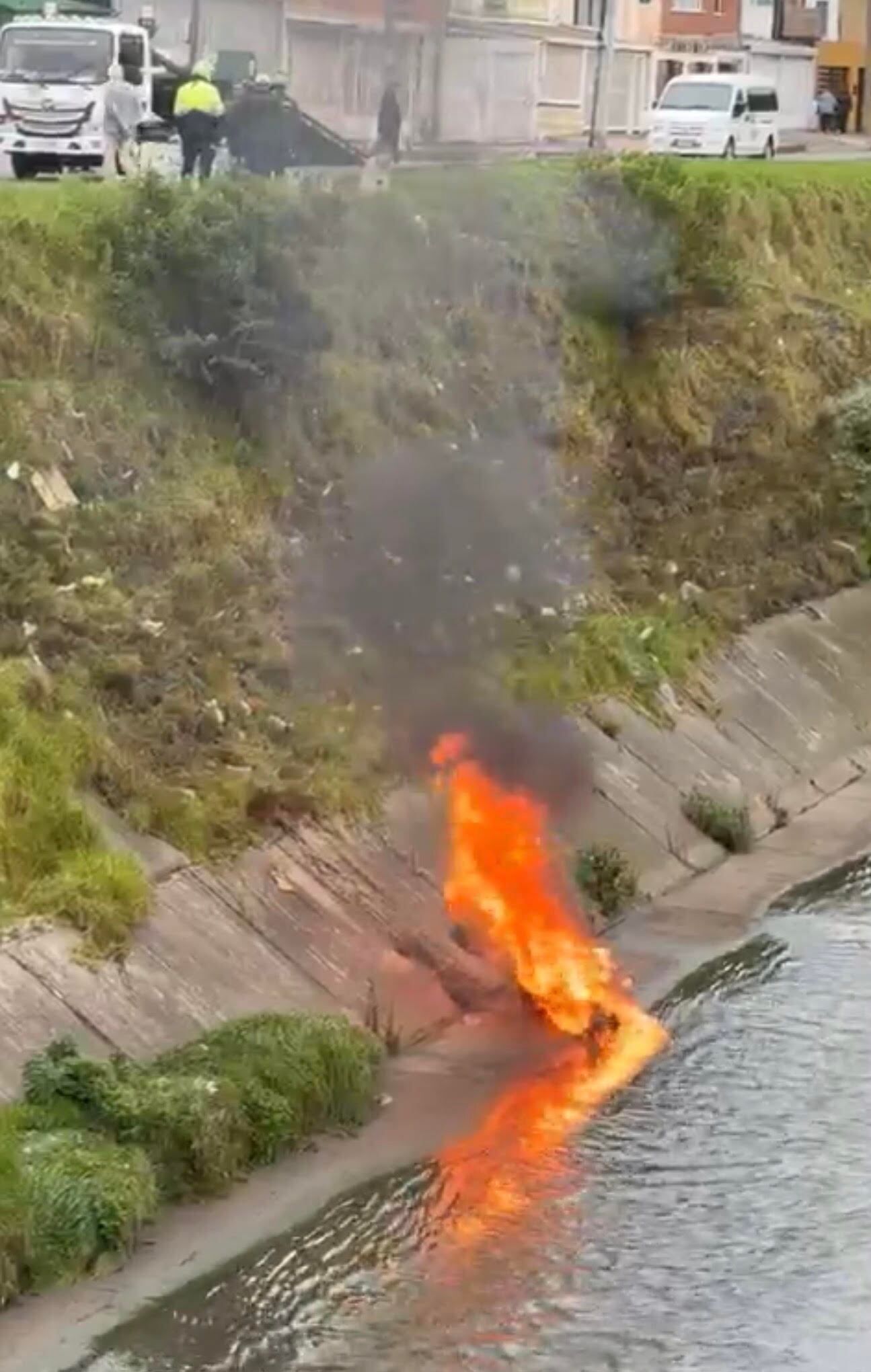 Screenshot- Incendio de motocicleta tras procedimiento de agentes de tránsito.