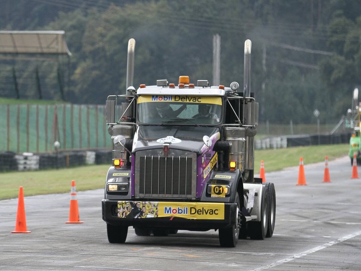 Video: Fuerte accidente de tractomula en el autódromo de Tocancipá dejó 8 personas heridas