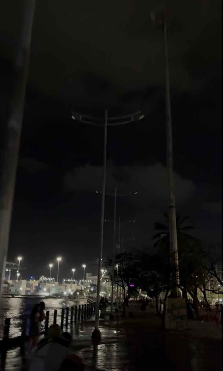 A oscuras partes del camellón de la bahía de Santa Marta/ Hernán Puche.