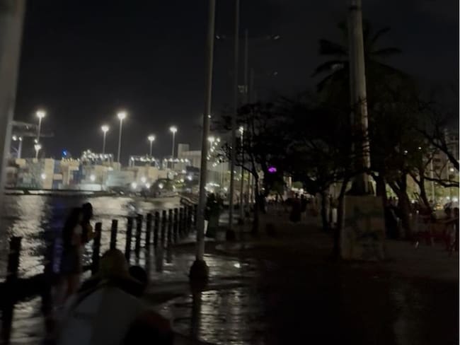 A oscuras partes del camellón de la bahía de Santa Marta/ Hernán Puche.