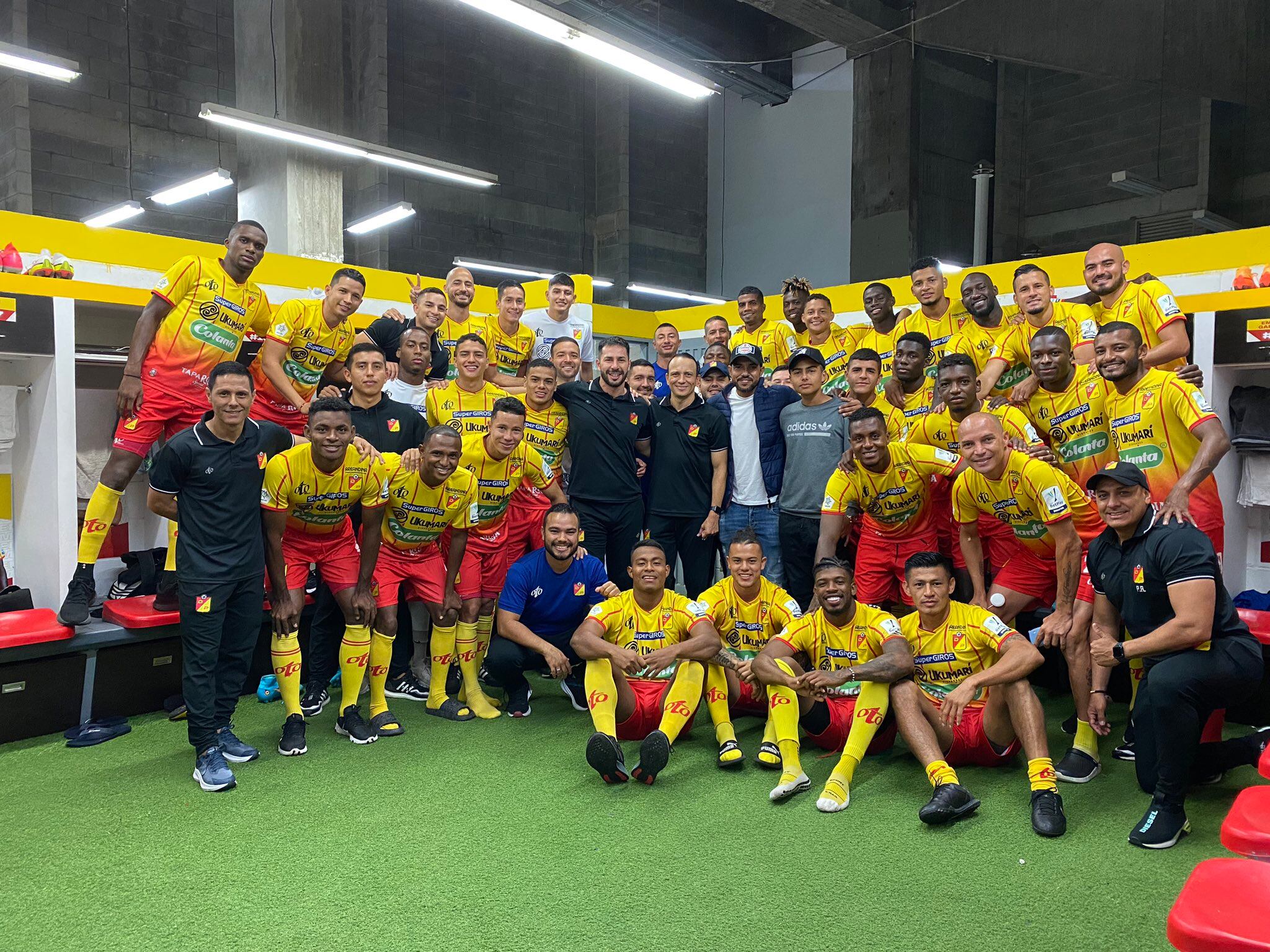 El plantel del Deportivo Pereira junto a su anterior DT, Alexis Márquez / @alexismarquez76.