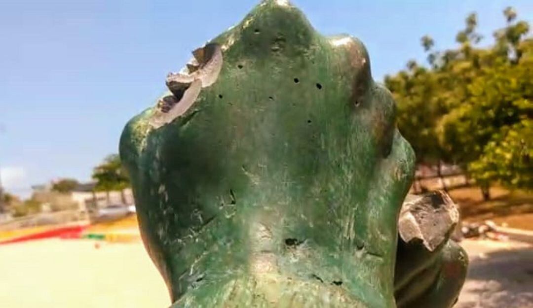 Los amigos de lo ajeno le dieron varios machetazos y martillazos a la estatua para poder lograr su cometido