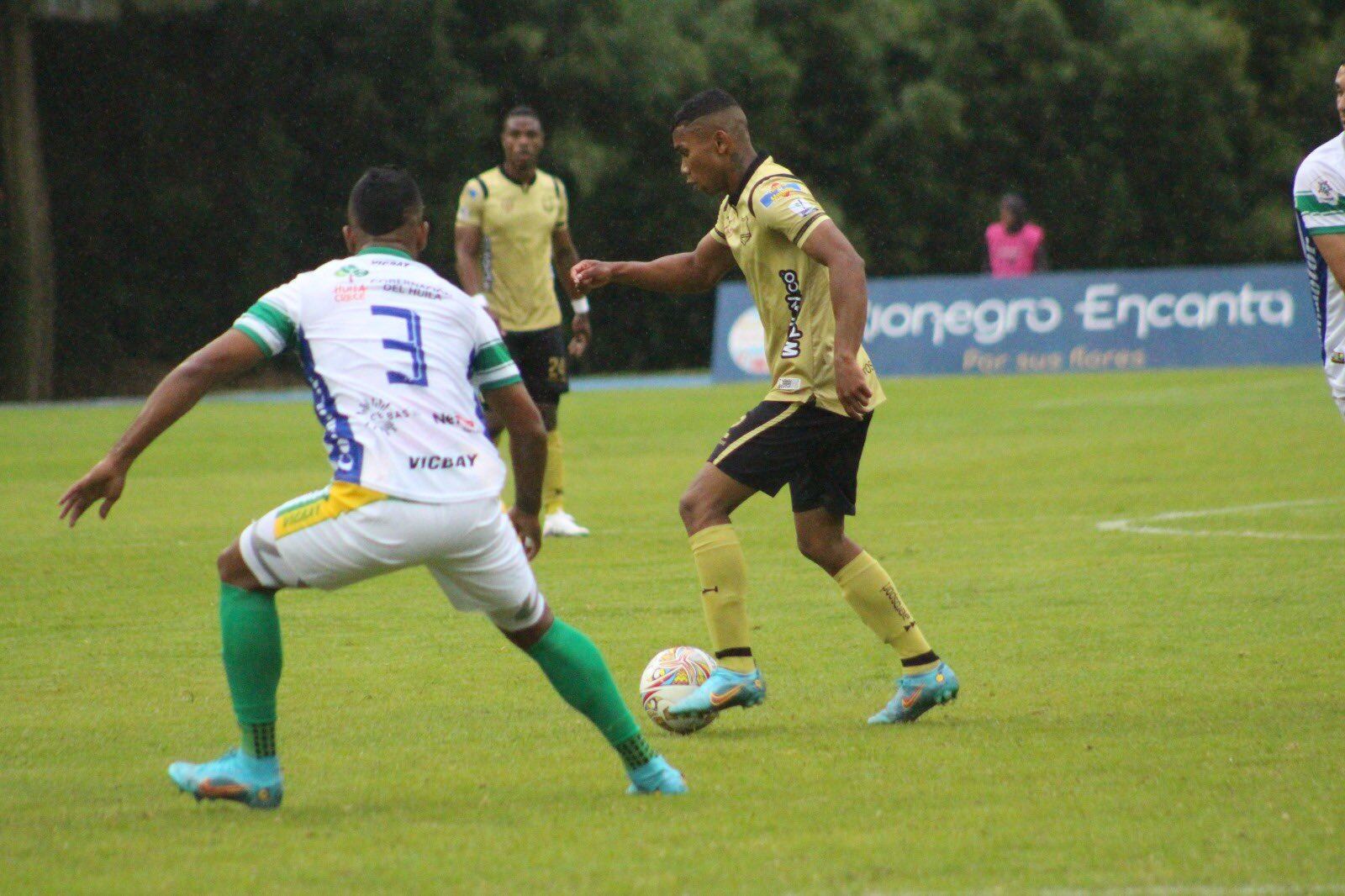 Duelo entre Águilas Doradas y Atlético Huila en Liga / @AguilasDoradas