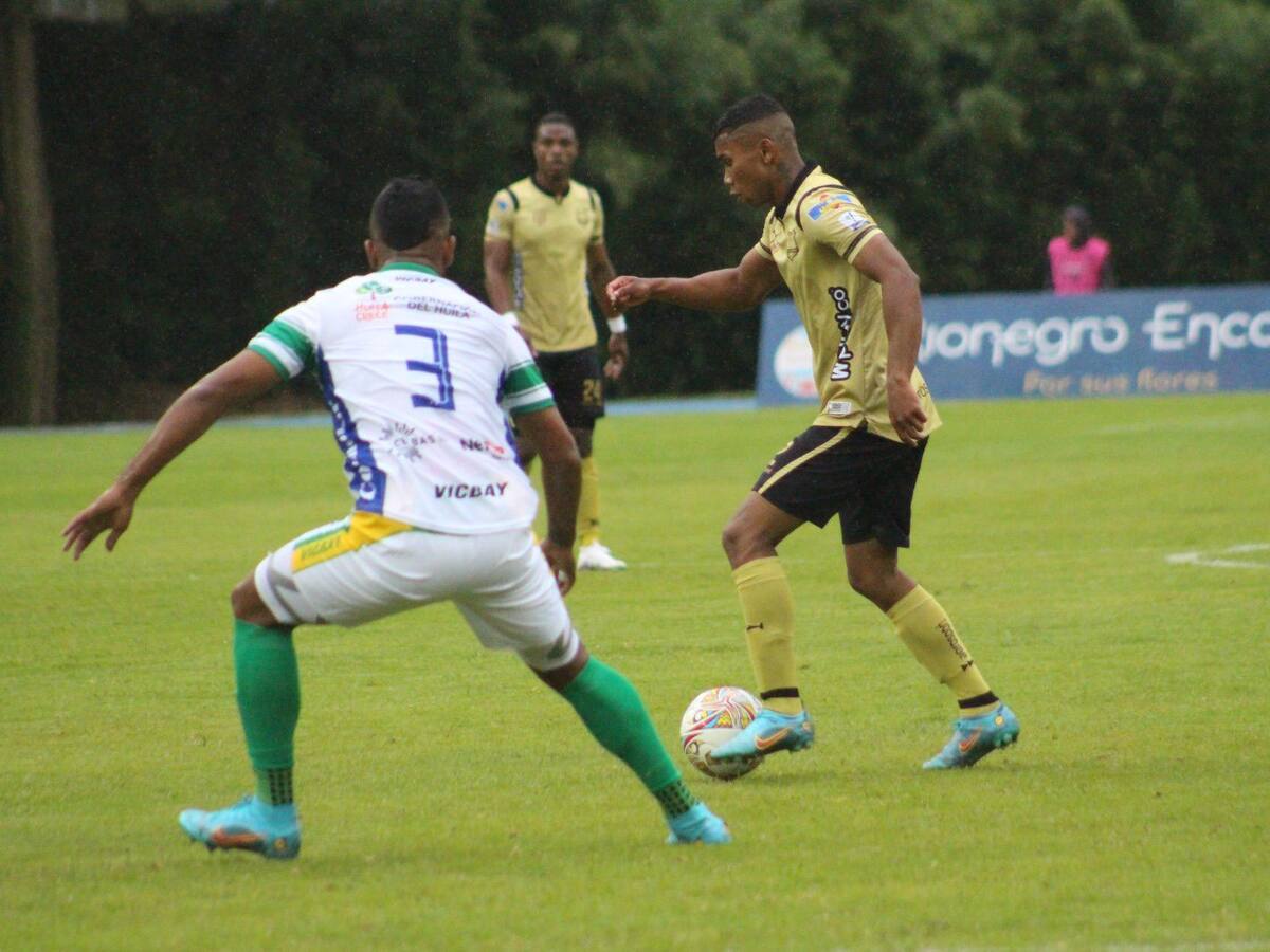 Águilas Doradas se queda con el liderato de la Liga, en medio de un diluvio en Rionegro