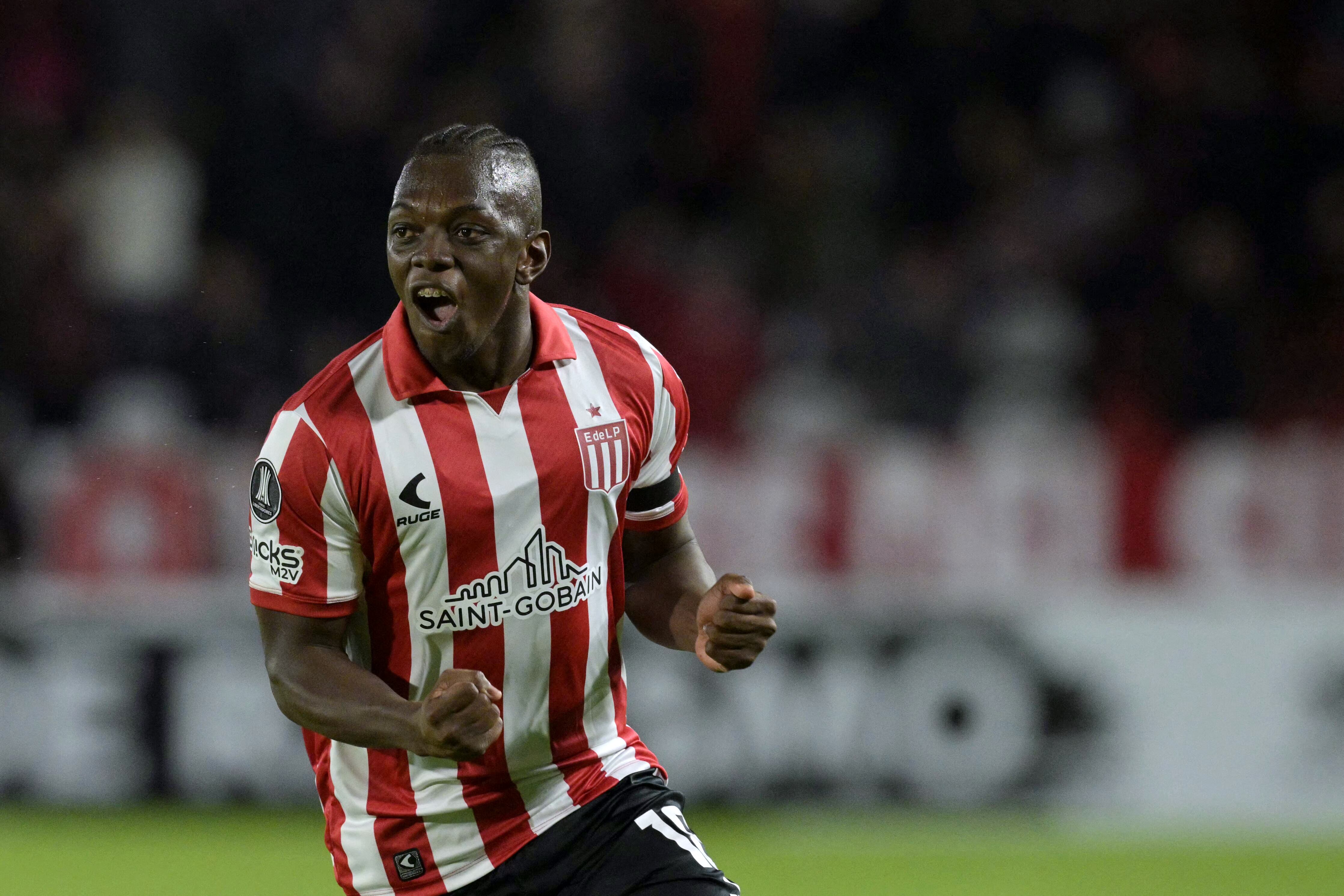 Edwuin Cetré anotó un golazo en la victoria de Estudiantes de La Plata sobre Huracán. (Photo by JUAN MABROMATA / AFP) (Photo by JUAN MABROMATA/AFP via Getty Images)