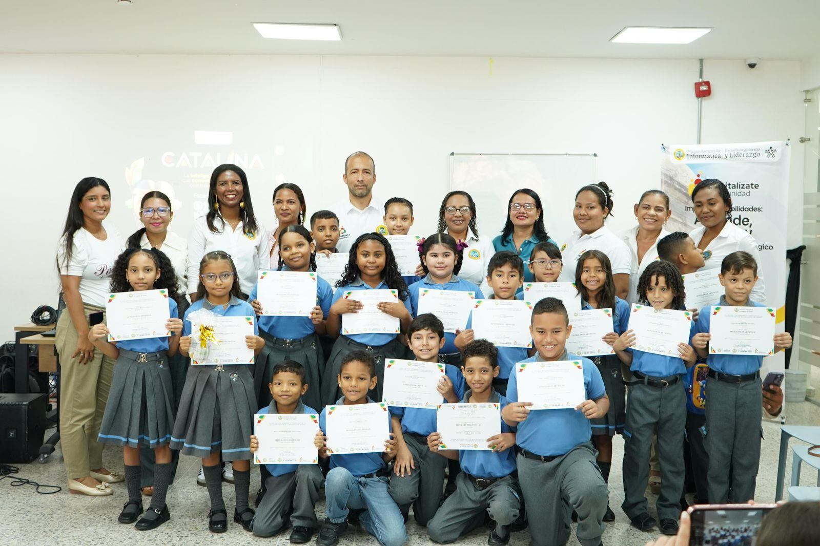 18 niños de la Localidad Industrial y de la Bahía se gradúan del curso Inteligencia Artificial