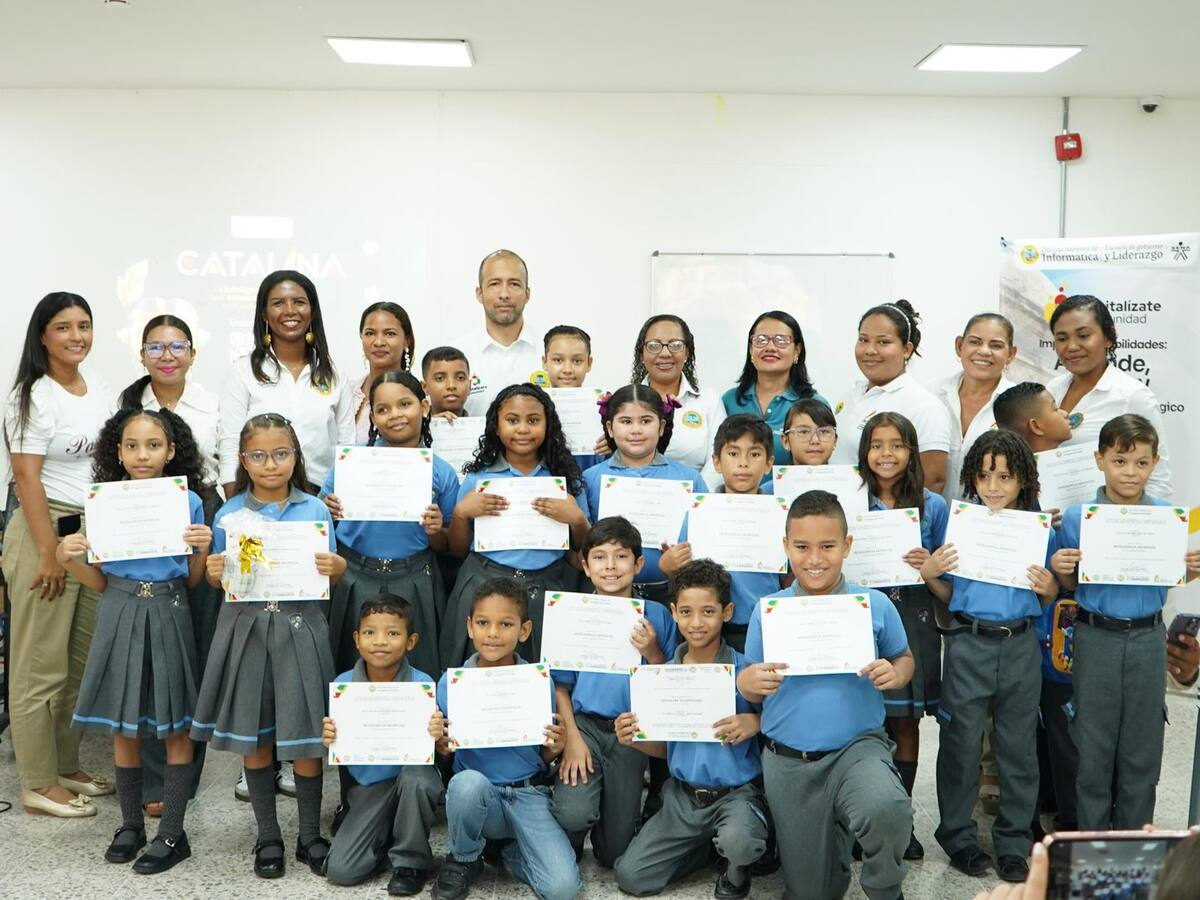 18 niños de la Localidad Industrial y de la Bahía se gradúan del curso Inteligencia Artificial