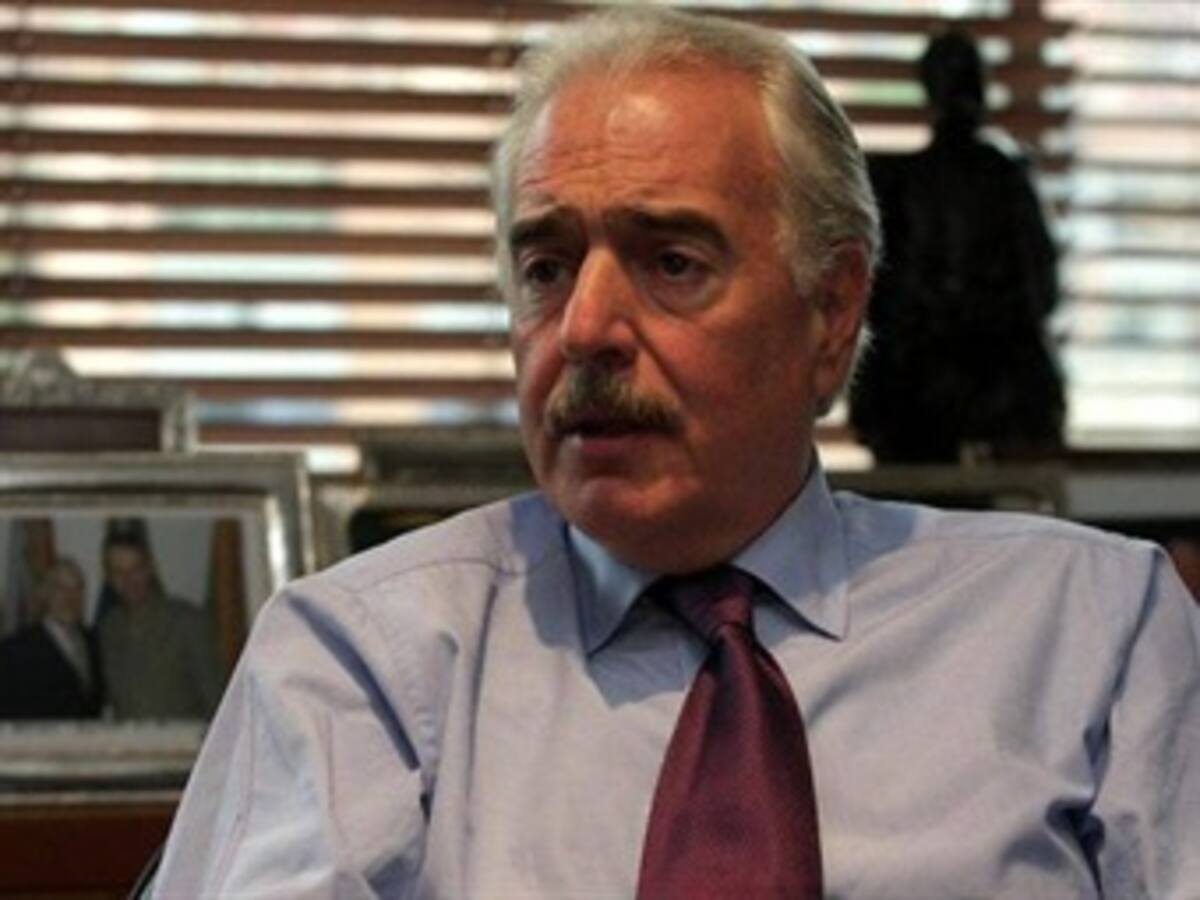 “Chuzadas y corrupción en FFMM pone en entredicho reelección de Santos”
