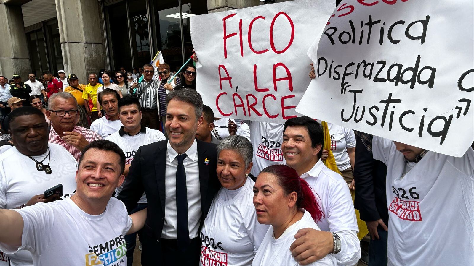 Daniel Quintero, amigos políticos y simpatizantes. Caracol Radio.