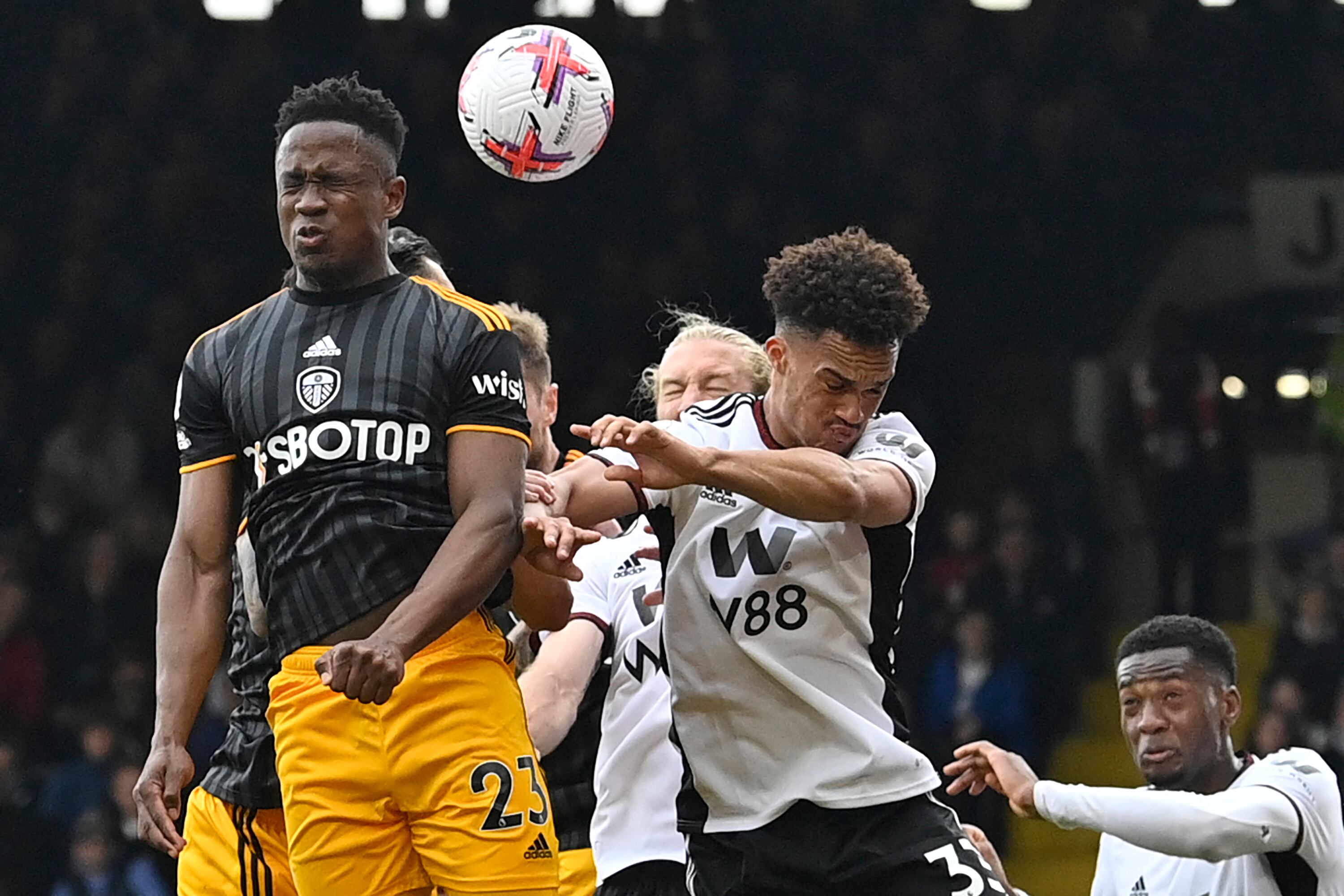 Luis Sinisterra tuvo minutos en la derrota del Leeds United. /  (Photo by JUSTIN TALLIS/AFP via Getty Images)
