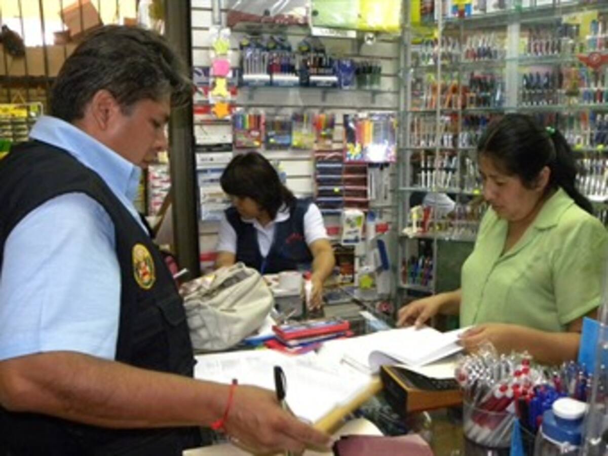 Padres de familia a denunciar cobros de matriculas y útiles en colegios oficiales: Gobierno