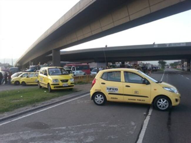 Taxistas levantan bloqueos en Bogotá