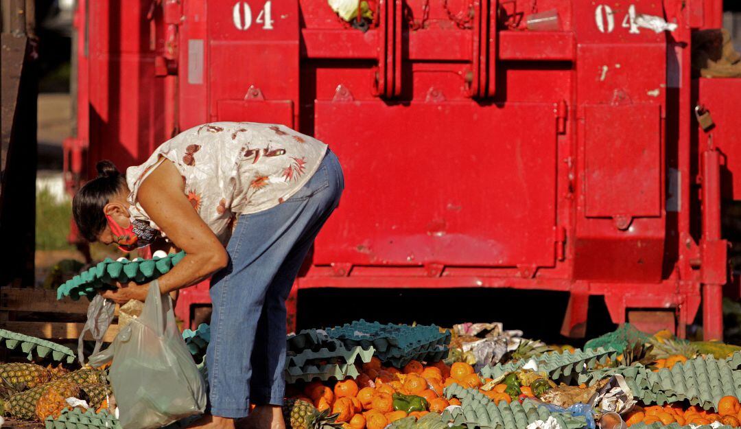 Habitantes buscan comida en Brasil
