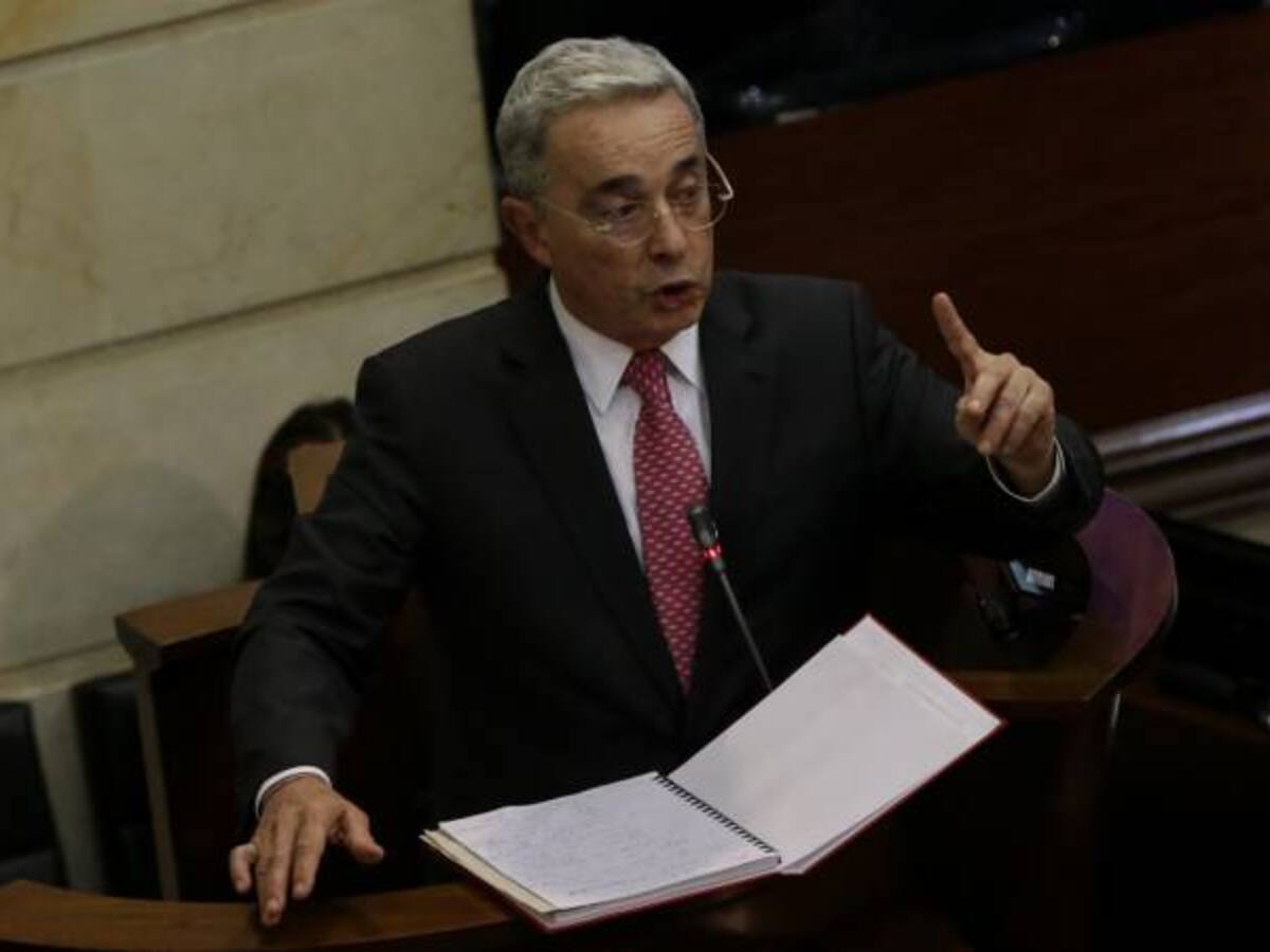 Así ven los colombianos el manejo del expresidente Uribe a su cuenta de Twitter