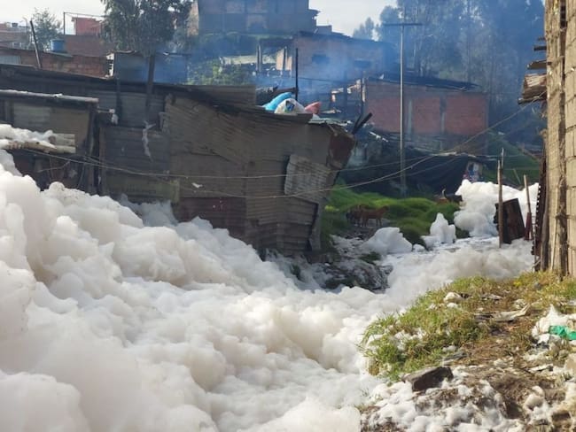 Crisis sanitaria en Soacha: espuma tóxica afecta a habitantes