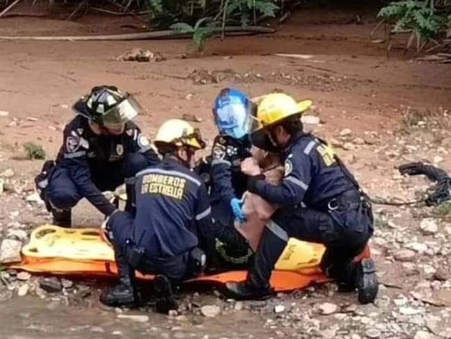 Dos menores  rescatados de creciente de rio Neiva. Foto Cortesía
