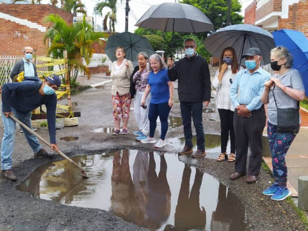 En el barrio Santa Helena denuncian que las vías se están hundiendo