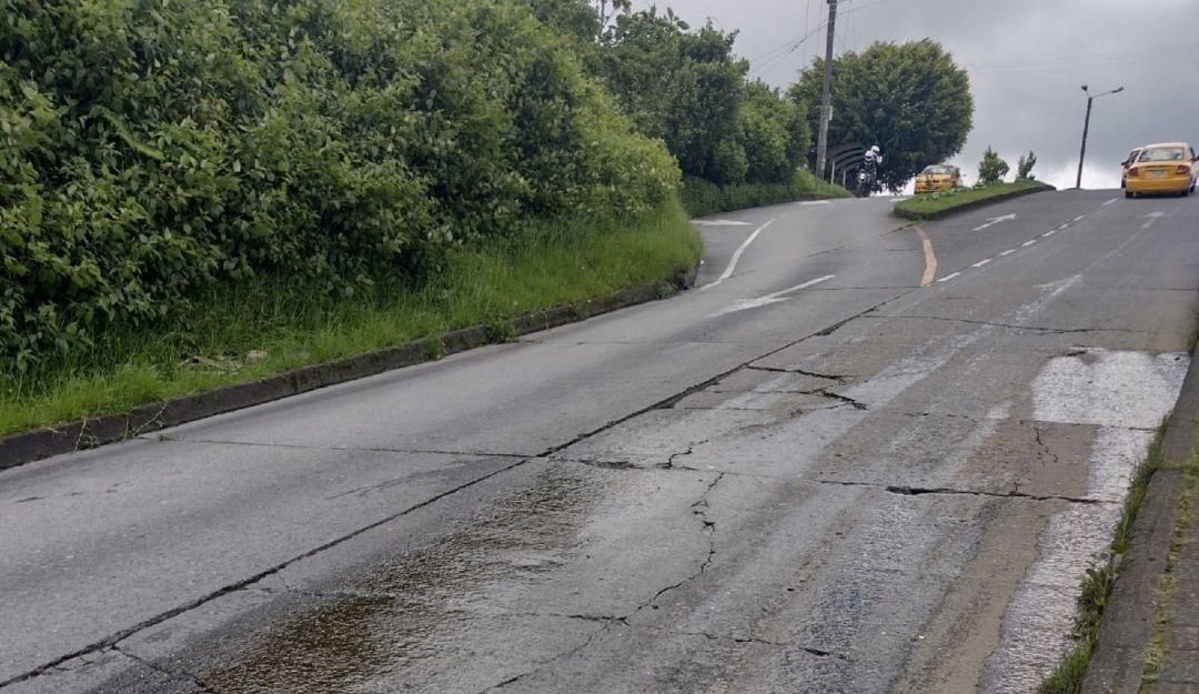 El agua brota desde el suelo en la vía