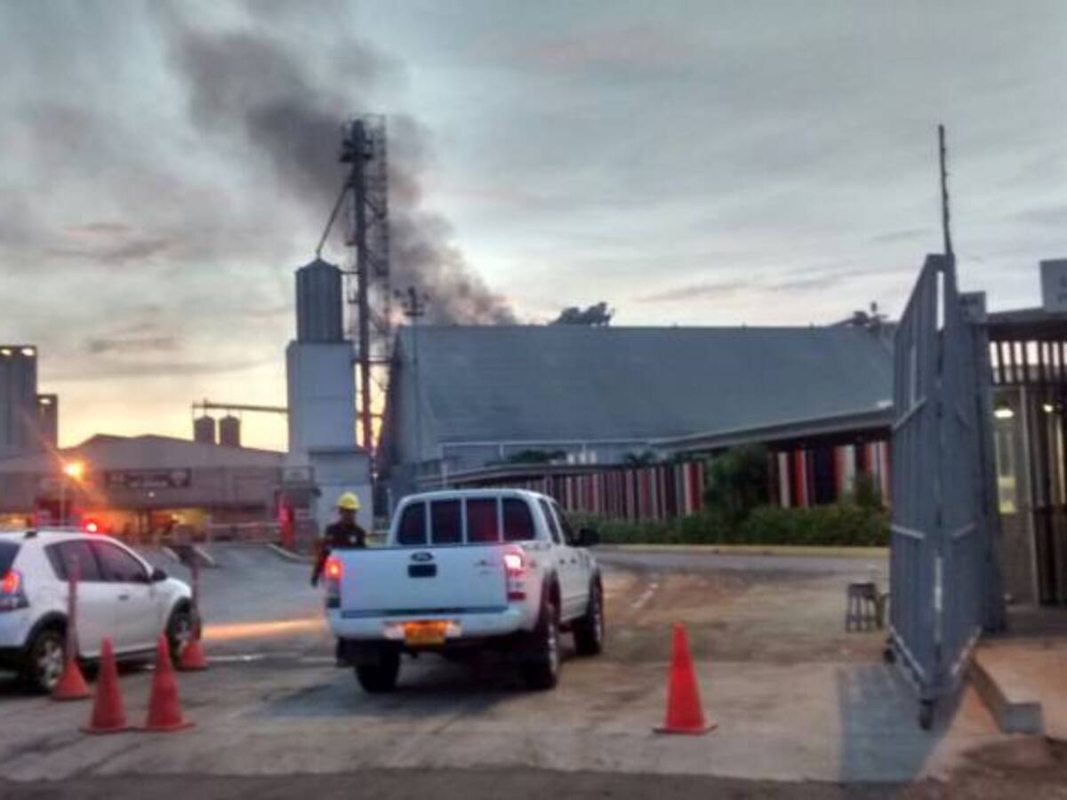 Bomberos de Barranquilla atienden incendio en zona portuaria.