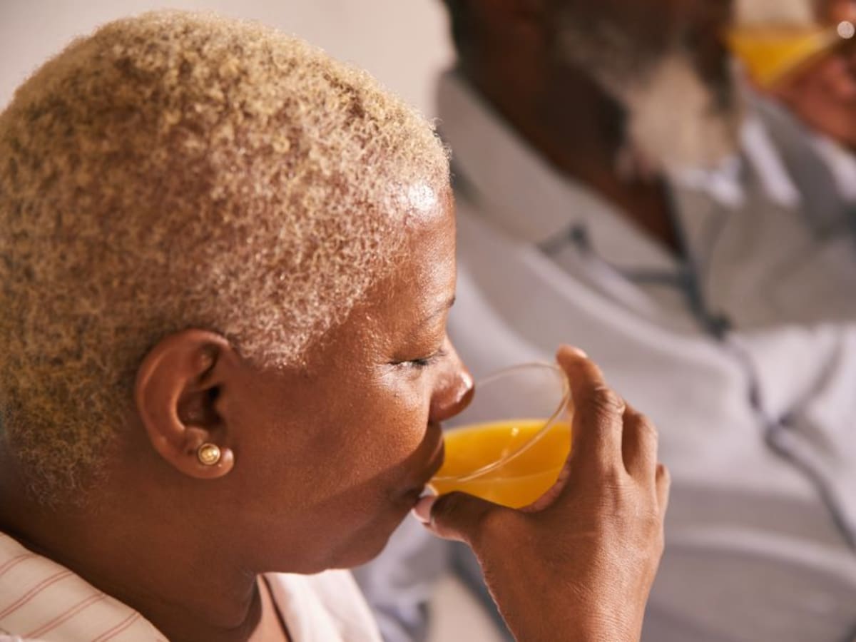 ¿Por qué tomar jugo de naranja no es tan saludable como creíamos?