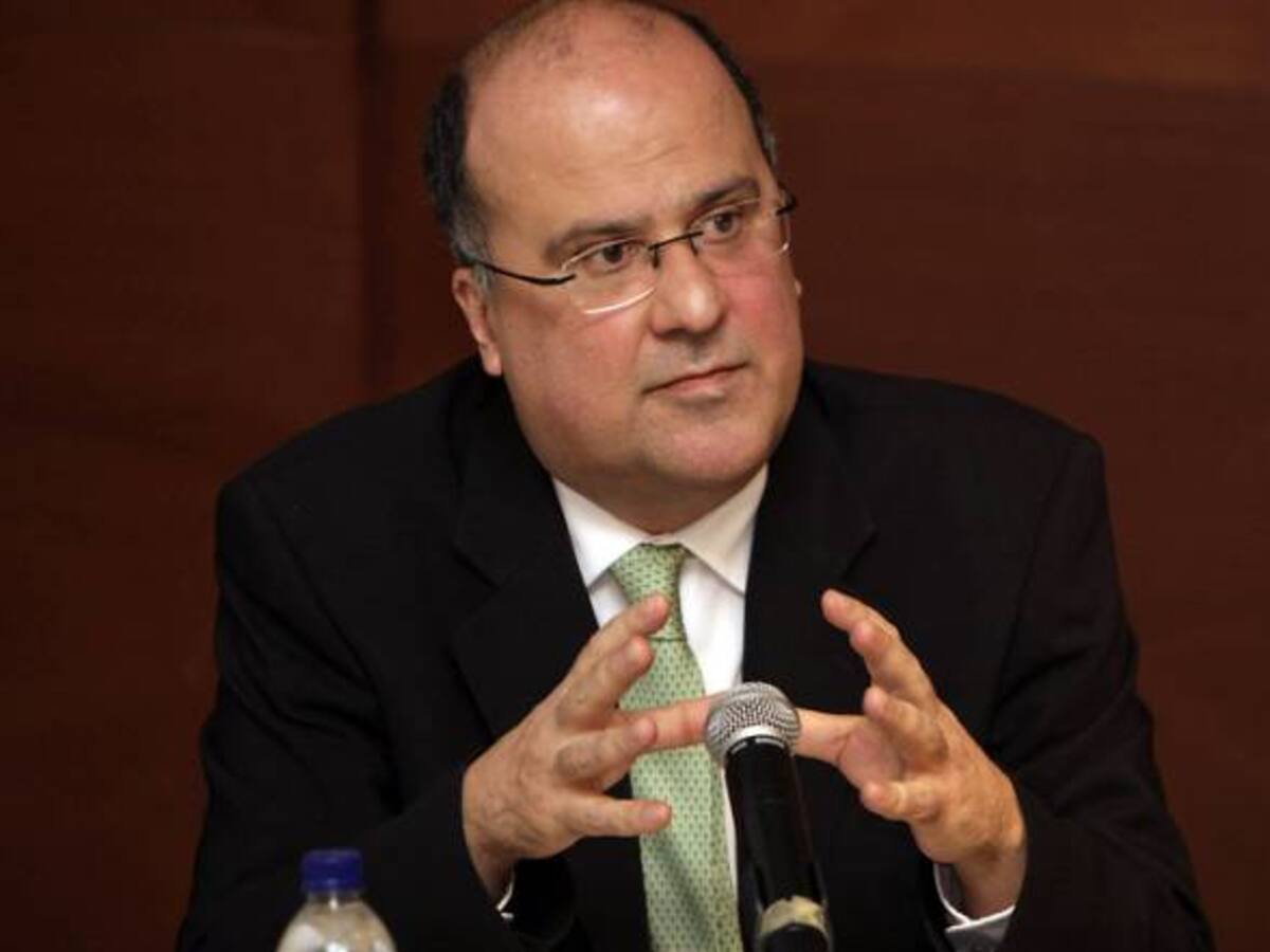 Está cercana una intervención al dólar: gerente del Banco de la República