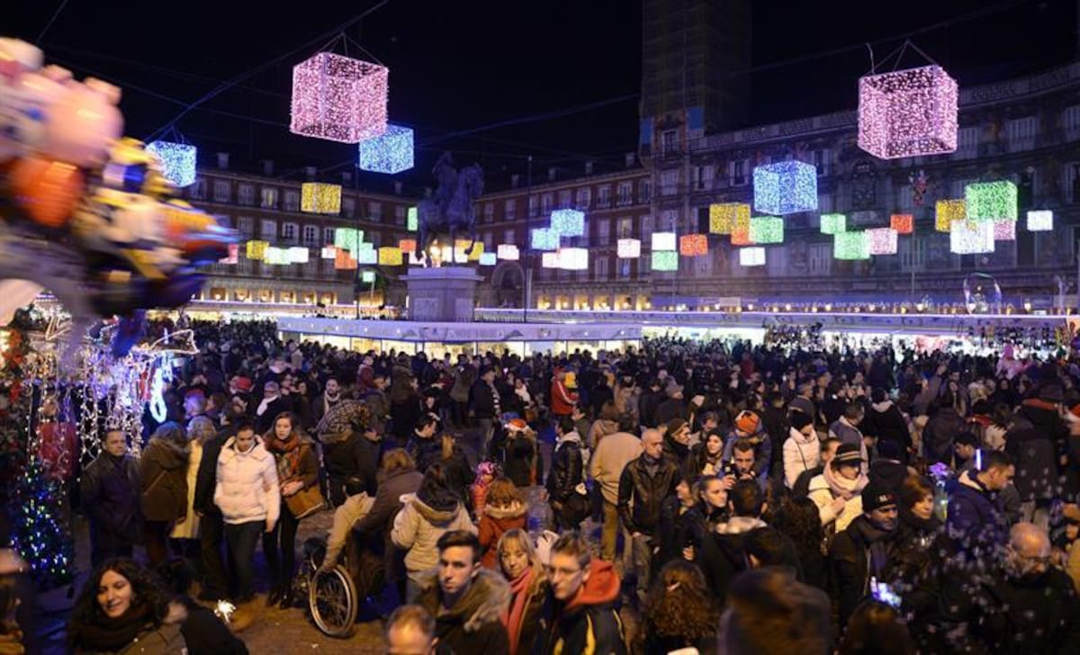 Árboles humanos, en los ríos y las ciudades más emblemáticas del mundo inundadas de luces y de la magia de la navidad. / Madrid, España