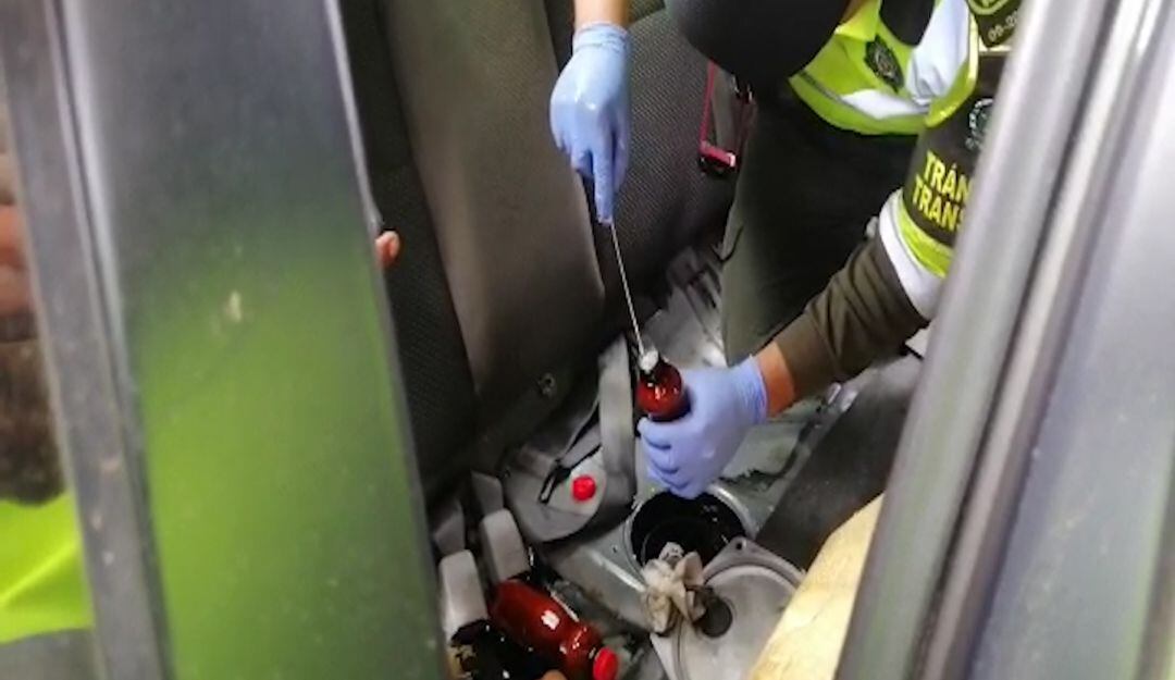 Botellas con bazuco encontradas al interior de un tanque de gasolina