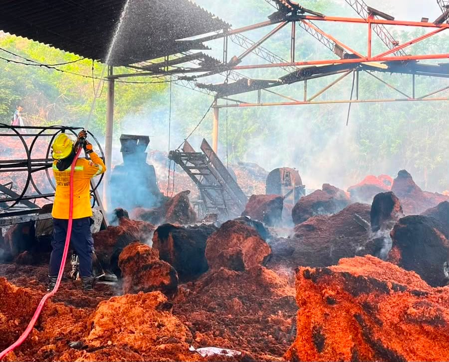 Unidades del Cuerpo de Bomberos de Santa Marta continúan las labores para controlar el incendio. Foto: CVBSM